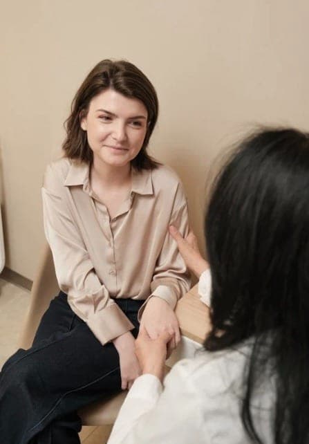 Mariana in conversation with a client during a consultation