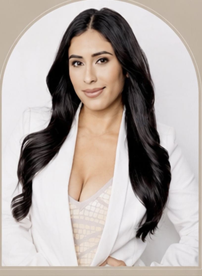 Mariana, founder of Mamacitabod, smiling in a white blazer